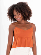 Top cropped Cora na cor telha da marca Greenish, com alças finas e design leve, perfeito para o verão.