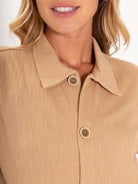 Blusa Agatha bege da marca Greenish, com detalhes em botões e gola, ideal para looks casuais e elegantes.