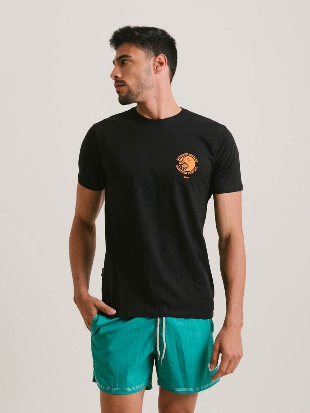 Camiseta preta Kiteloop Session da Greenish, modelo masculino, com estampa no peito.