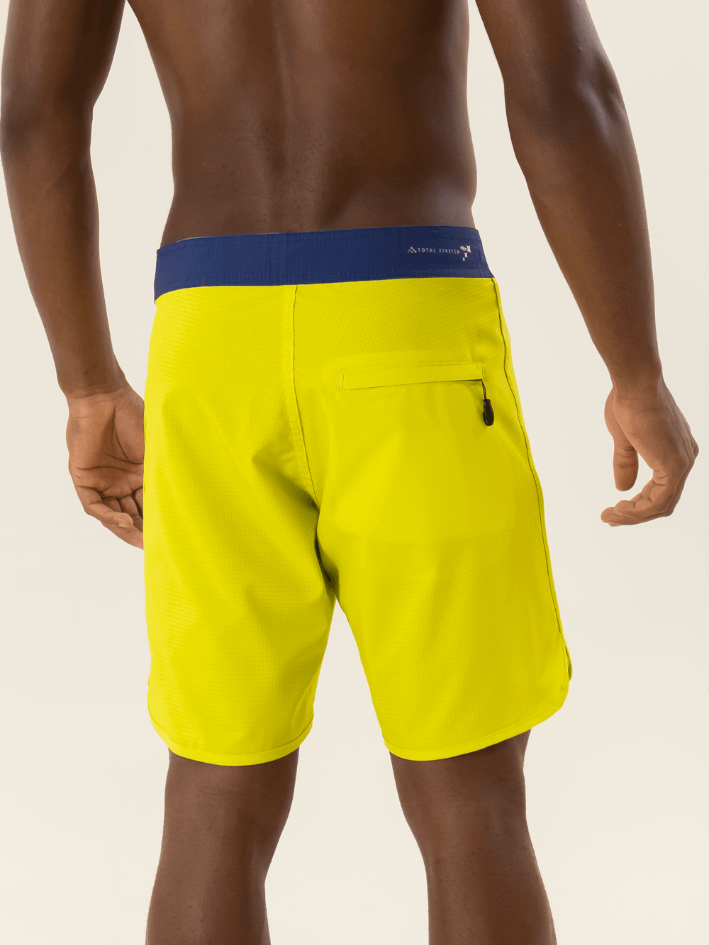 Boardshort Smooth amarelo da Greenish com cós anatômico e bolso, ideal para conforto e versatilidade.