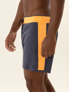 Bermuda de praia Ultralight II Grafite da Greenish, com detalhes em laranja, perfeita para esportes aquáticos.