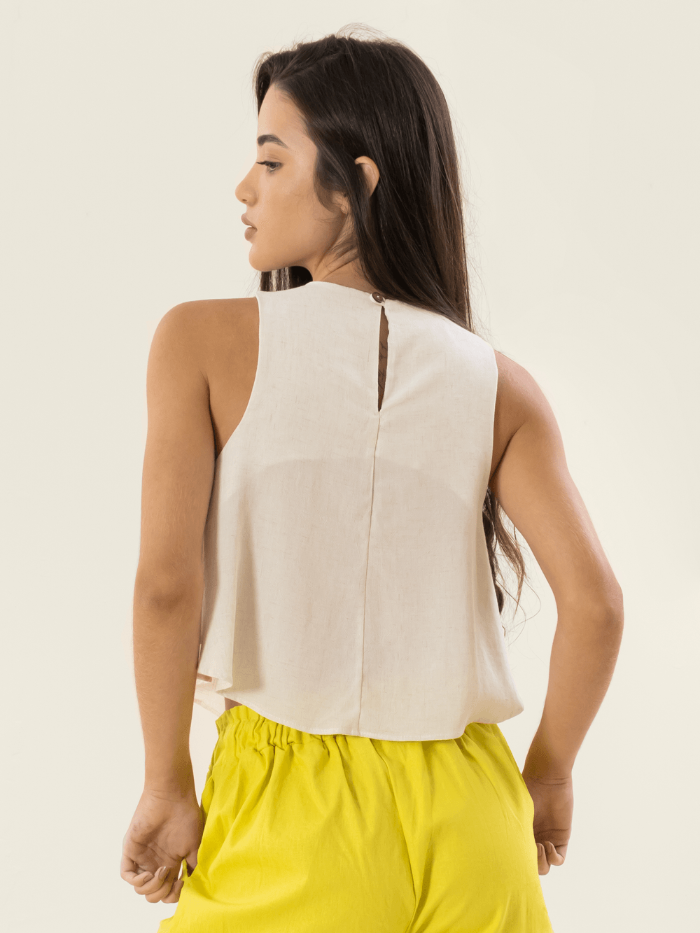 Blusa Cropped Pacific Off White da Greenish, vista de costas, com caimento leve e detalhe de fechamento.