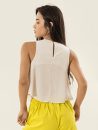 Blusa Cropped Pacific Off White da Greenish, vista de costas, com caimento leve e detalhe de fechamento.
