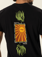 Camiseta preta da Greenish com estampa de sol nascente e folhas, design original e toque leve.