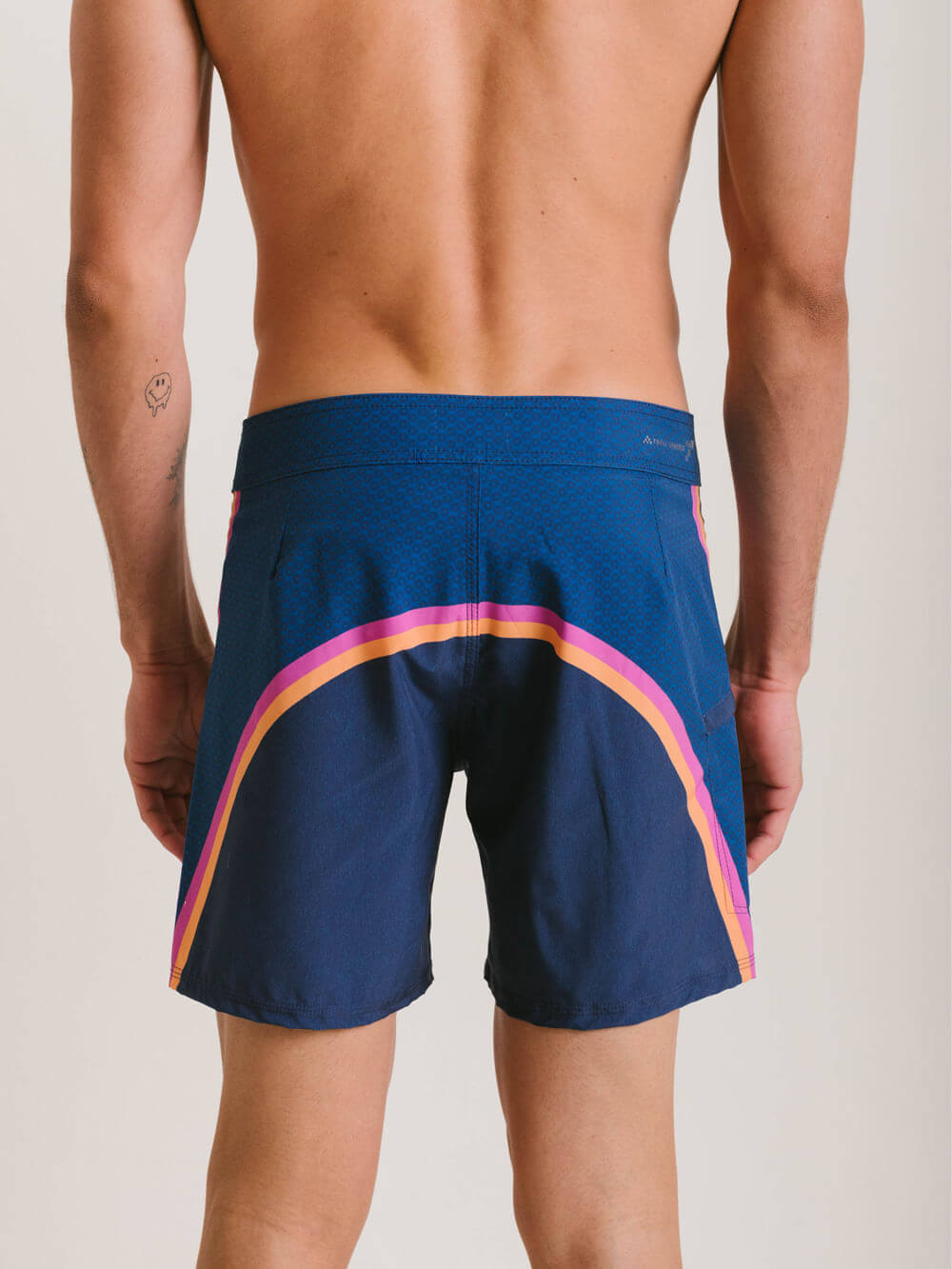 Bermuda de praia BOARDSHORT MINI SUNS - AZUL MARINHO da Greenish, confeccionada em poliéster e elastano, com design retrô.