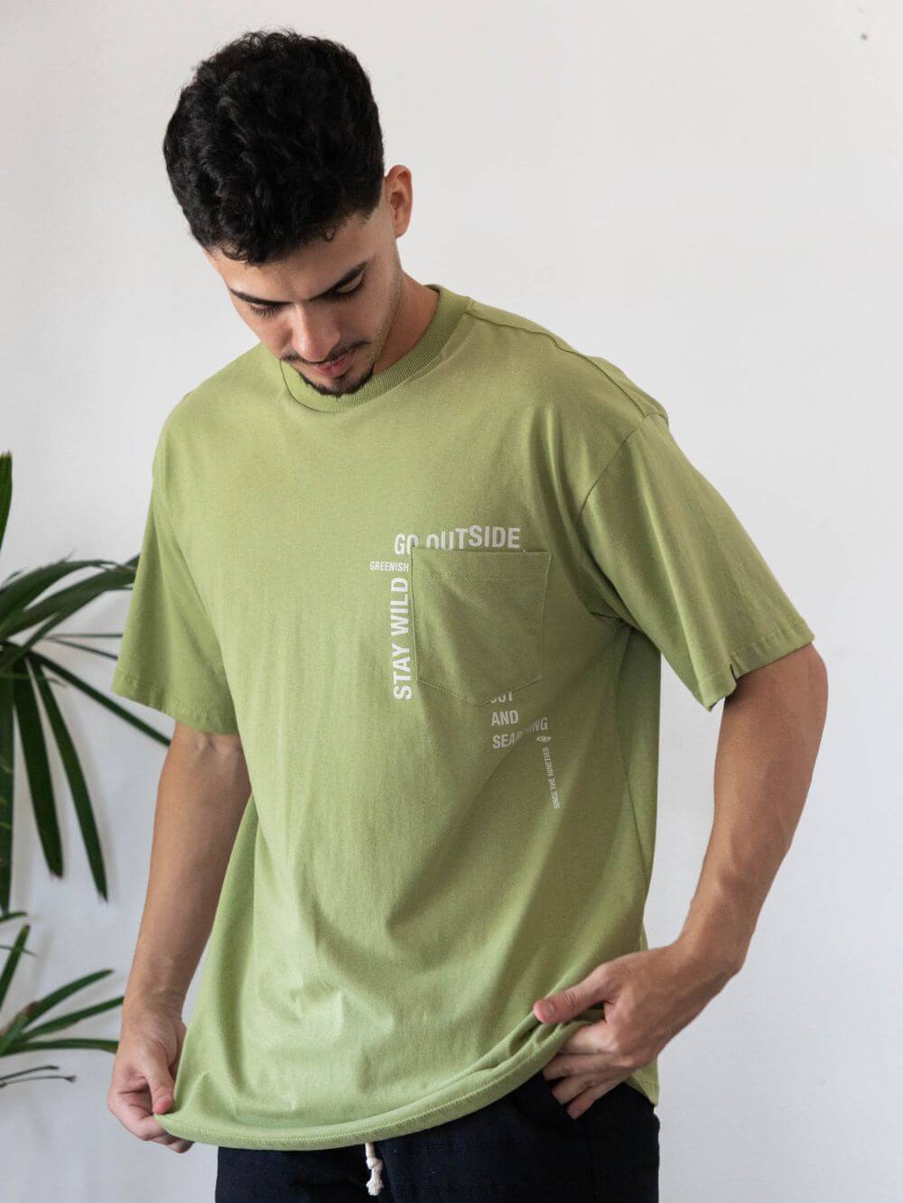 Camiseta oversized verde da marca Greenish, mostrando estilo moderno e conforto, ideal para atividade ao ar livre.