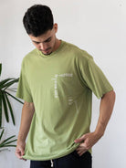Camiseta oversized verde da marca Greenish, mostrando estilo moderno e conforto, ideal para atividade ao ar livre.