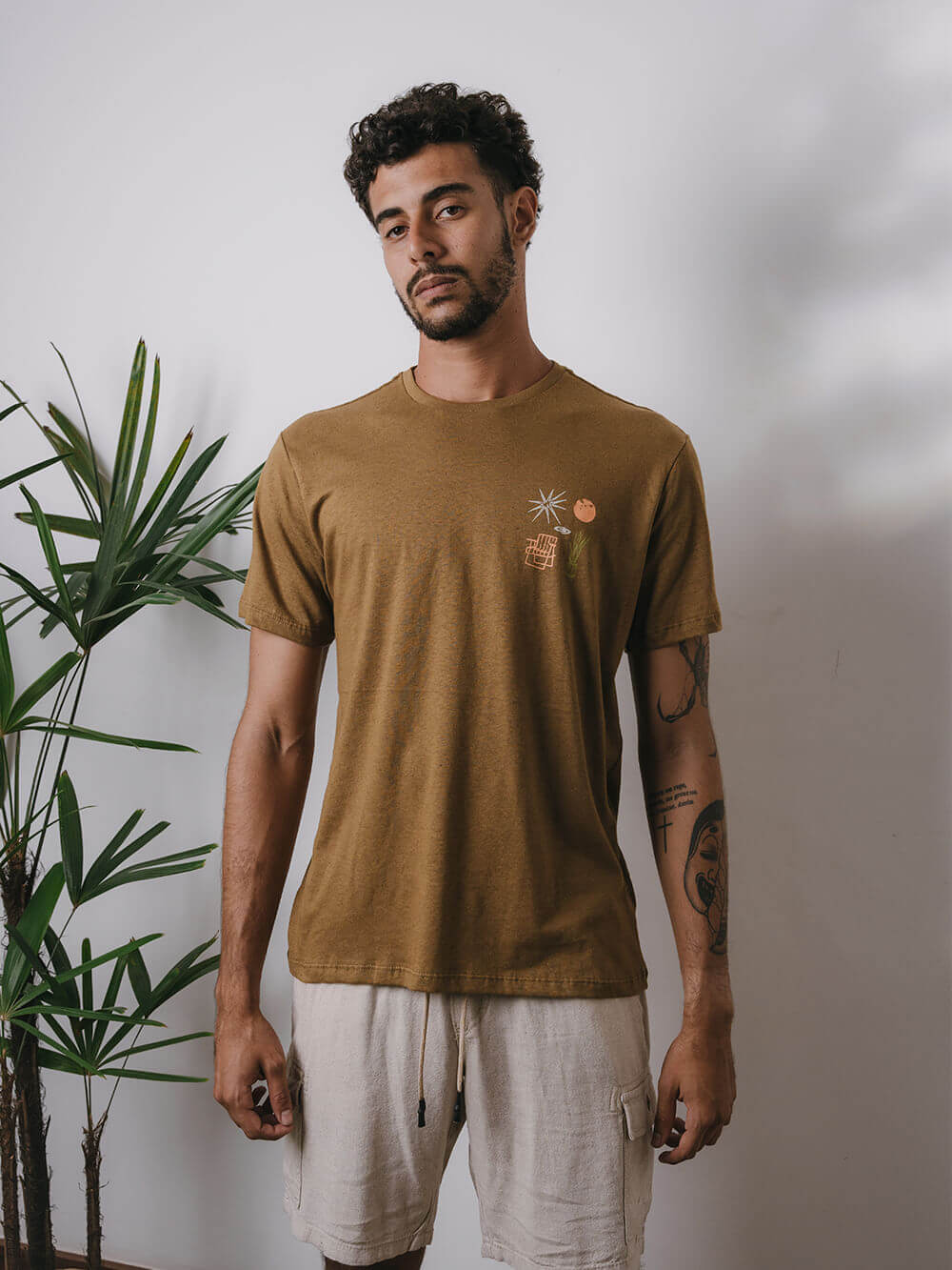 Camiseta Greenish Natural Elements Caqui com estampa exclusiva, conforto e estilo para o dia a dia.