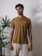 Camiseta Greenish Natural Elements Caqui com estampa exclusiva, conforto e estilo para o dia a dia.