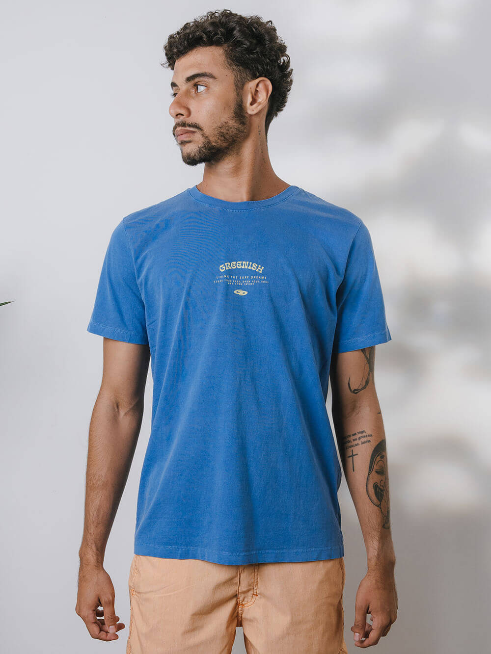 Camiseta Vintage The Sun azul da Greenish, 100% algodão, estilo clássico e vibe solar, ideal para viagens.