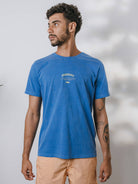 Camiseta Vintage The Sun azul da Greenish, 100% algodão, estilo clássico e vibe solar, ideal para viagens.