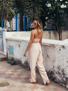 Calça Cecília bege da Greenish: estilo, conforto e praticidade para dias quentes. Look ideal para dia e noite.