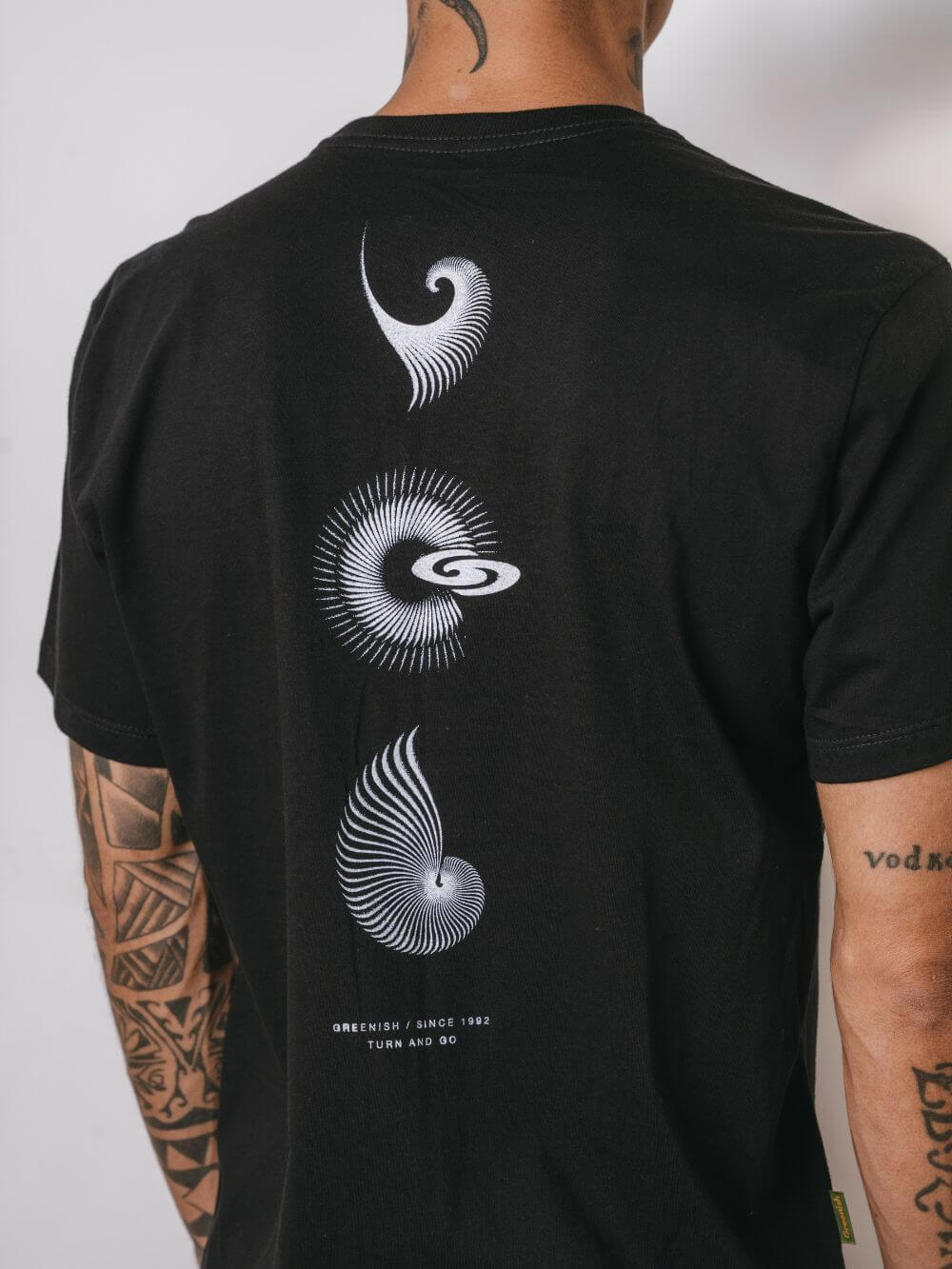 Camiseta Spiral Icons da Greenish em preto com estampa em silk screen, modelo clássico e 100% algodão.