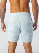 Bermuda linho confortável azul da marca Greenish, vista traseira, ideal para o verão.