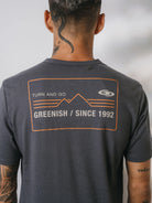 Camiseta Greenish cinza com estampa "Turn and Go" nas costas, perfeita para atividades ao ar livre.