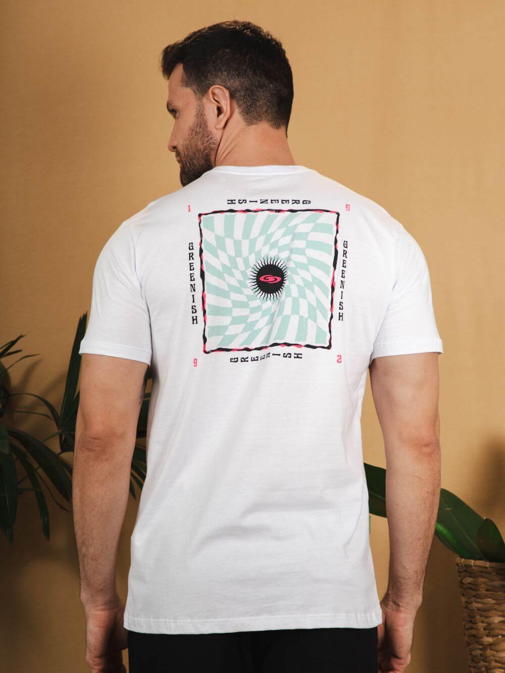Camiseta branca da Greenish com estampa de xadrez e sol nas costas, modelo masculino com design moderno.