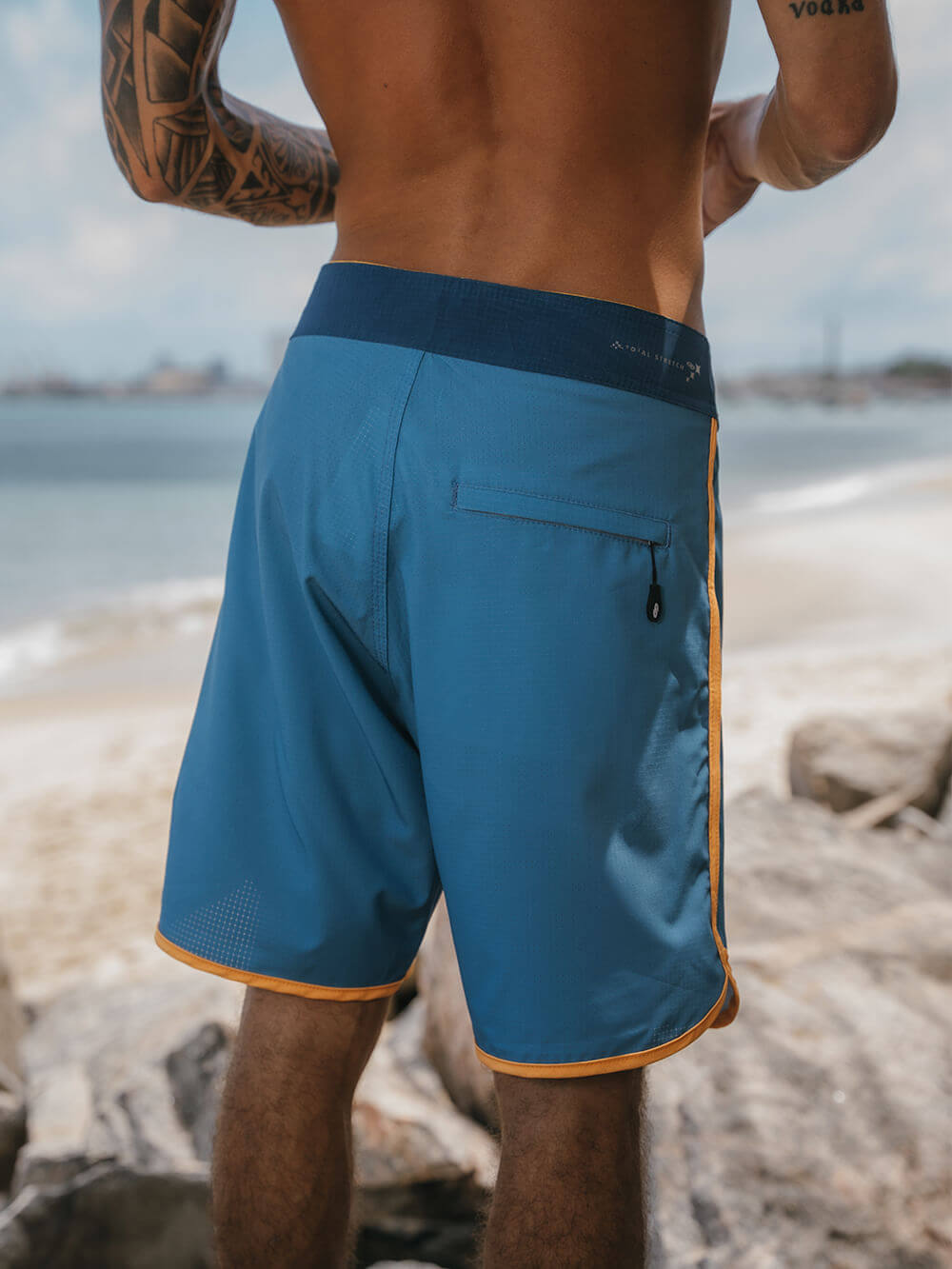 Bermuda de surf Retrô Flat Sea azul da Greenish, com cós anatômico e bolso traseiro com zíper.