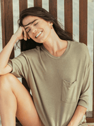 Camiseta oversized verde da Greenish, modelo confortável com bolso frontal, mostrando estilo e liberdade de movimentos.