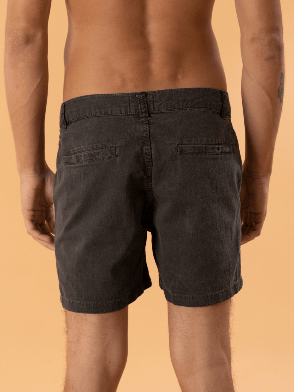 Bermuda Tinturada Slim Fit Sarja da Greenish, corte estilizado e confortável, cor preta, vista traseira.