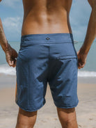 Shorts Boardwalk Feel Alive Azul Marinho da Greenish, perfeito para dias de praia com estilo e conforto.