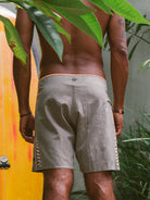 Shorts de banho Greenish caqui com design étnico, confortável e leve, perfeito para atividades ao ar livre.