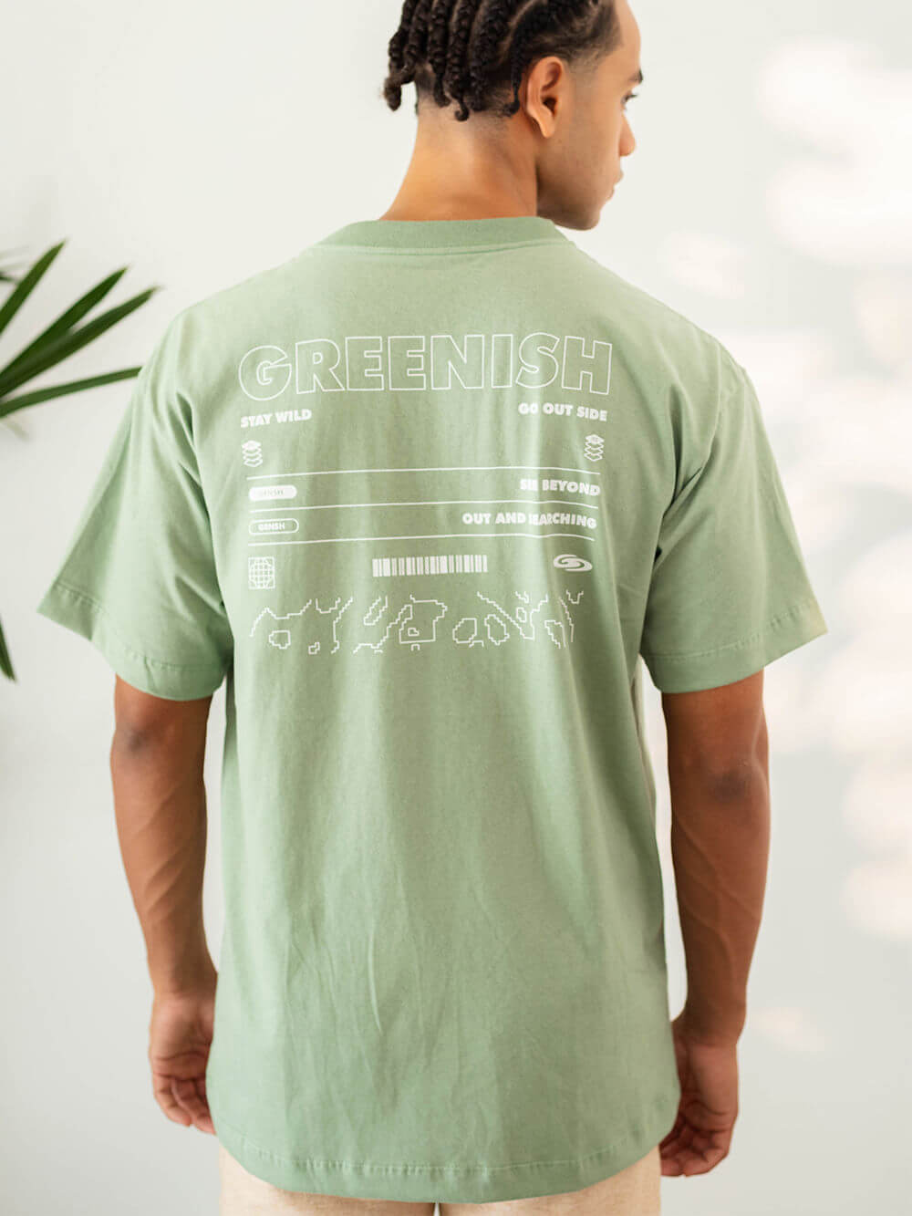 Camiseta oversized Greenish verde com estampa nas costas, toque aveludado e estilo streetwear.