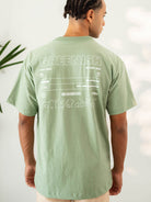 Camiseta oversized Greenish verde com estampa nas costas, toque aveludado e estilo streetwear.