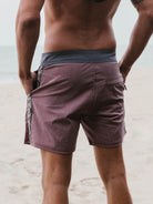 Bermuda masculina Greenish Boardwalk Mini Palm Vintage Bordo, perfeita para a praia com design estiloso.