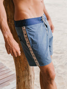 Calções de banho Boardwalk Mini Palm Vintage Azul Marinho da Greenish com estampa de palmeiras e conforto total.