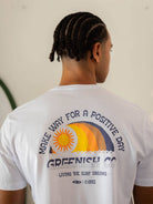 Camiseta branca com estampa colorida 'Make Way' da marca Greenish, ideal para dias positivos.