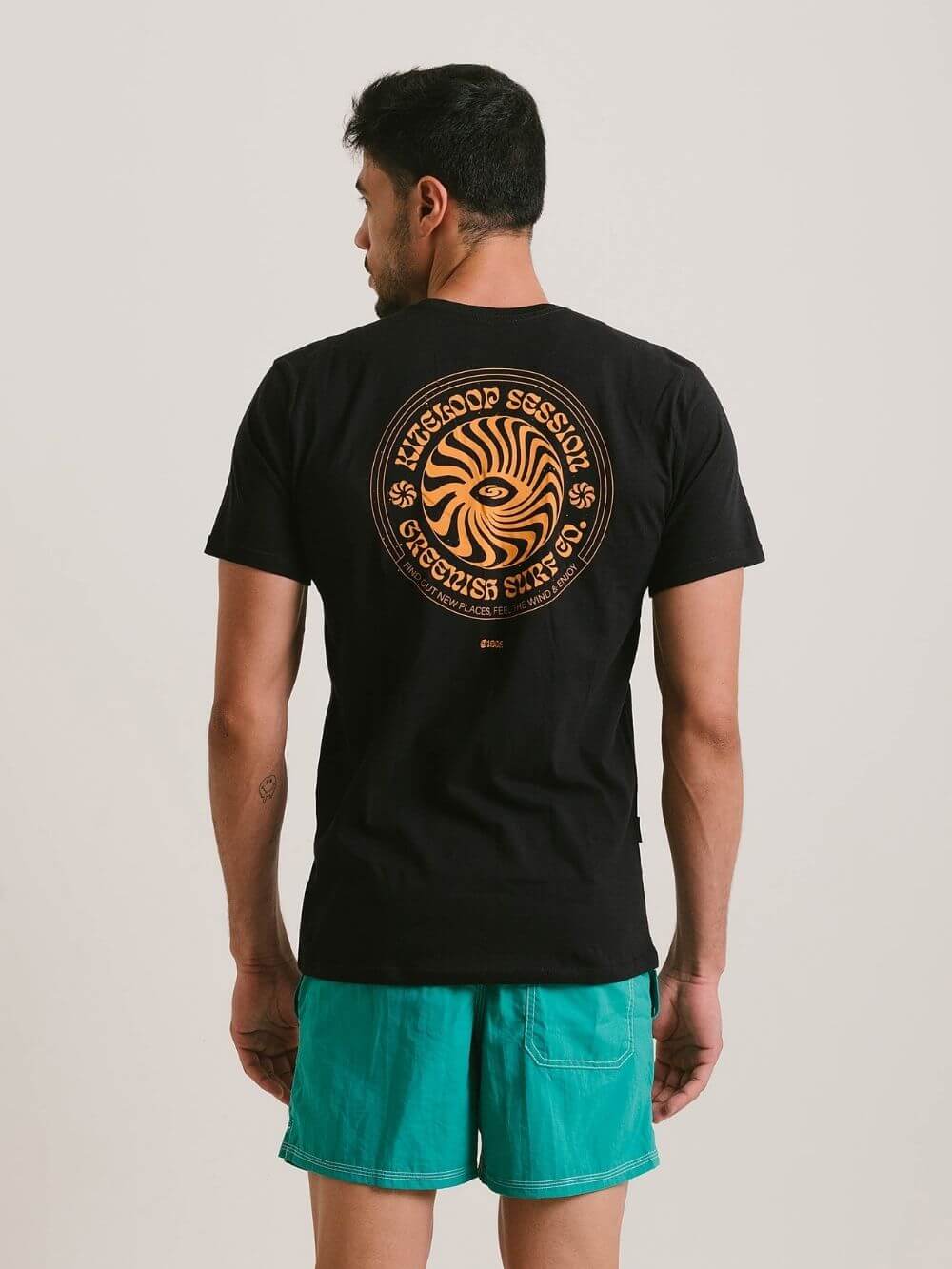 Camiseta preto da Greenish com estampa colorida nas costas, ideal para amantes de kitesurf.