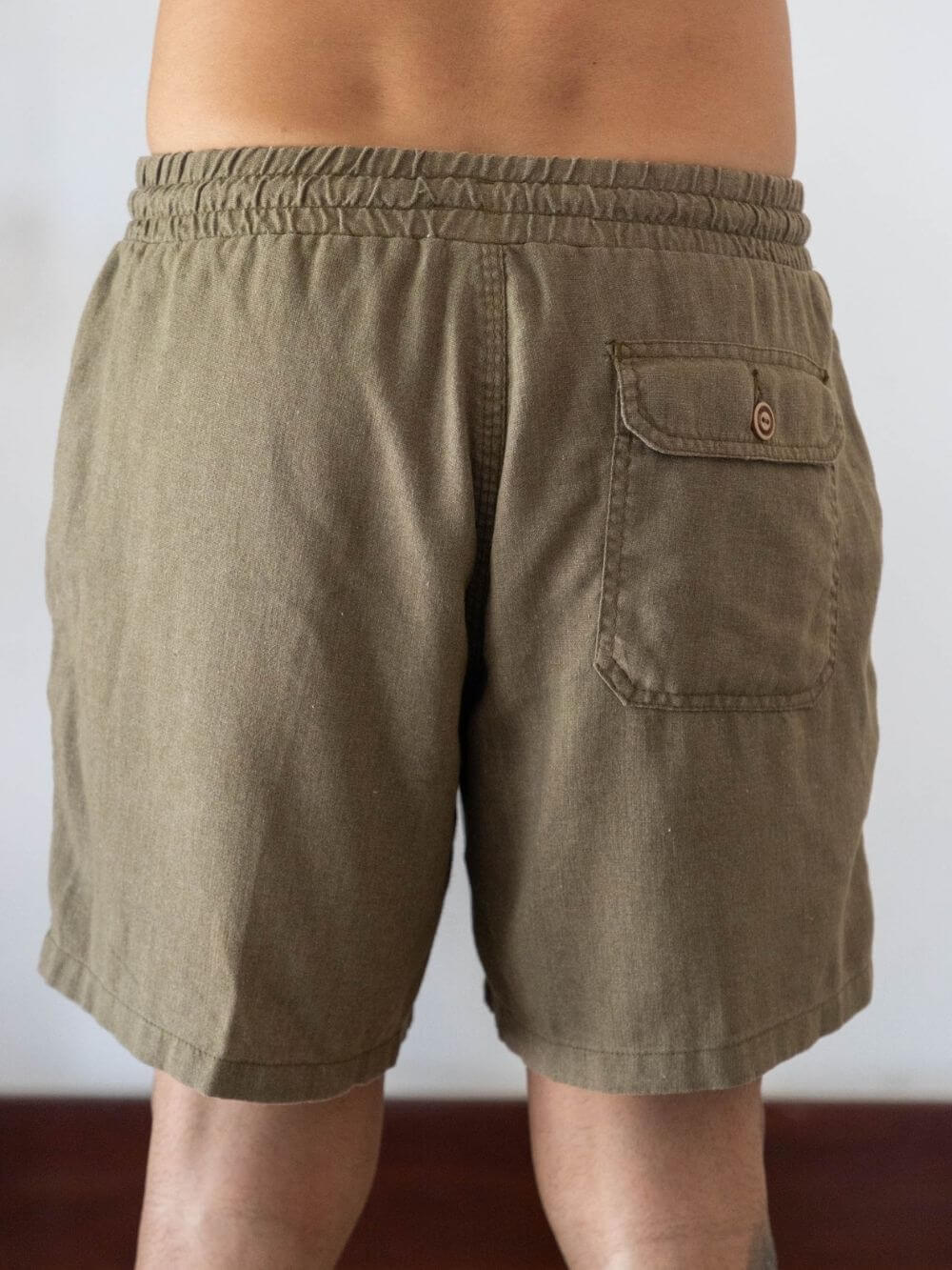 Short Linho Relax Tinturado Verde da Greenish, com cós elástico e bolso traseiro, ideal para pós surf.