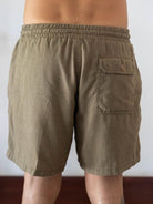 Short Linho Relax Tinturado Verde da Greenish, com cós elástico e bolso traseiro, ideal para pós surf.