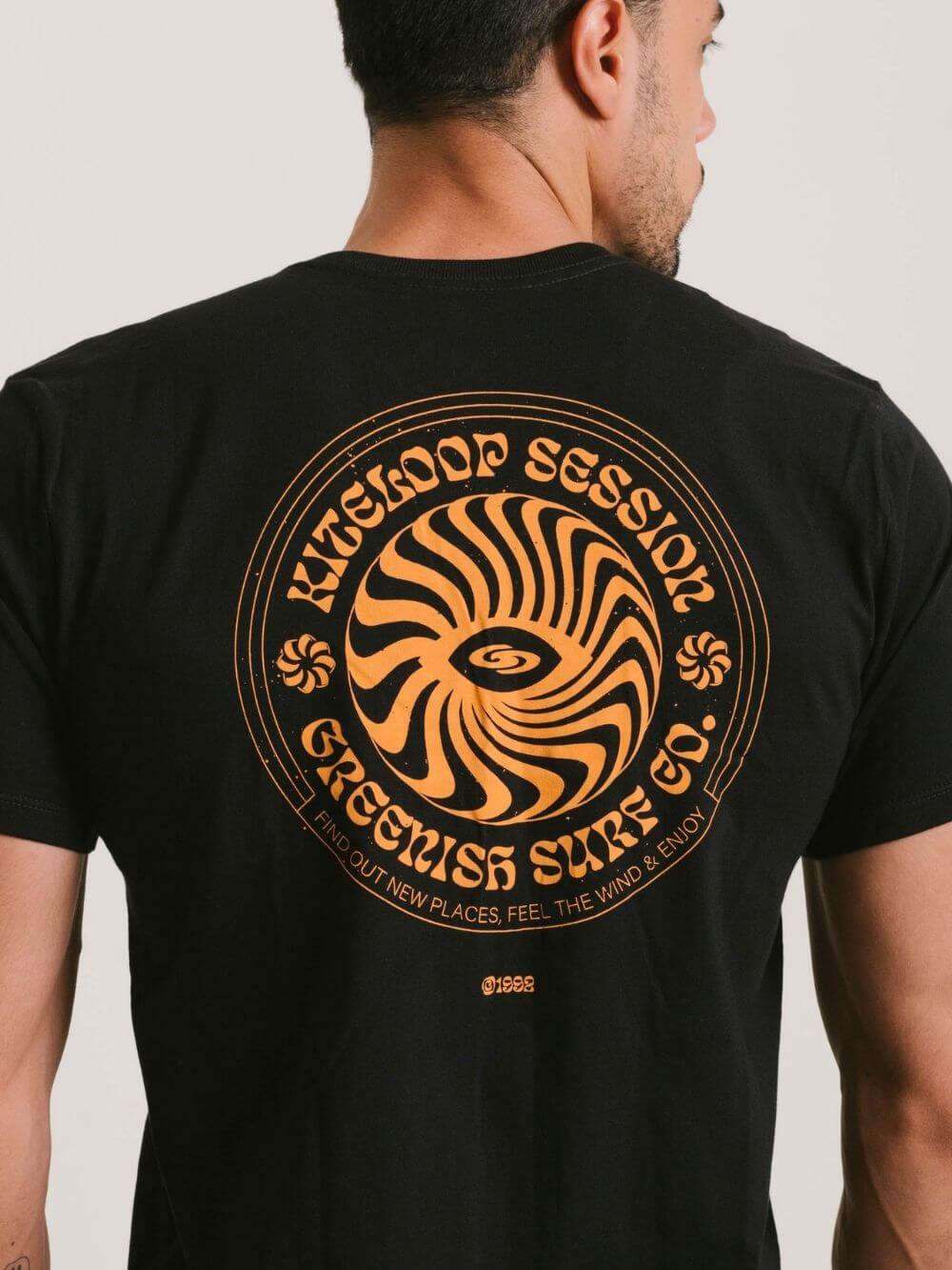 Camiseta preta Kiteloop Session da Greenish com estampa vibrante nas costas, ideal para surfistas.