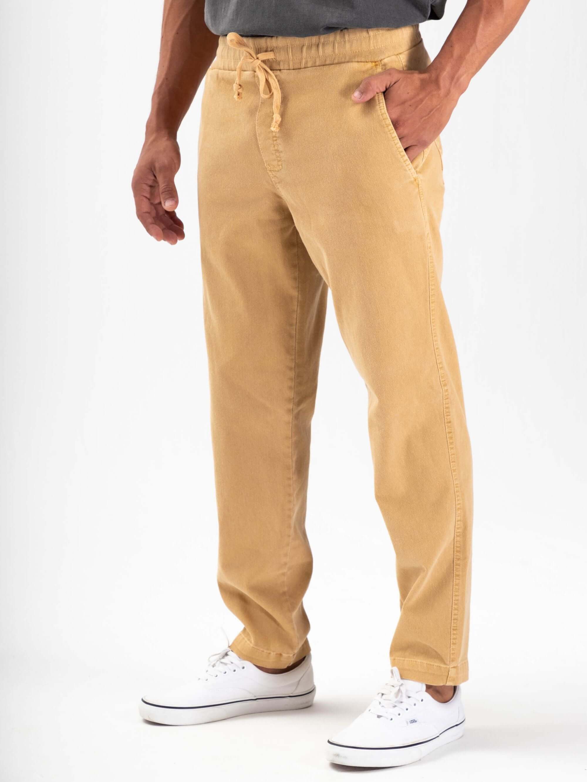 Calça jogger cargo tinturada Amarelo da Greenish, com quatro bolsos e cós elástico para conforto e modernidade.