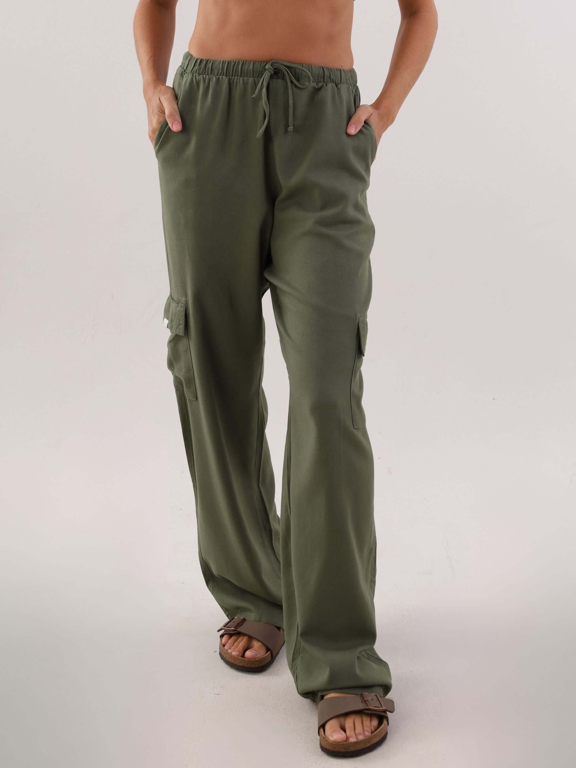 Calça reta cargo Taia verde escuro da Greenish, ideal para um look casual e confortável.