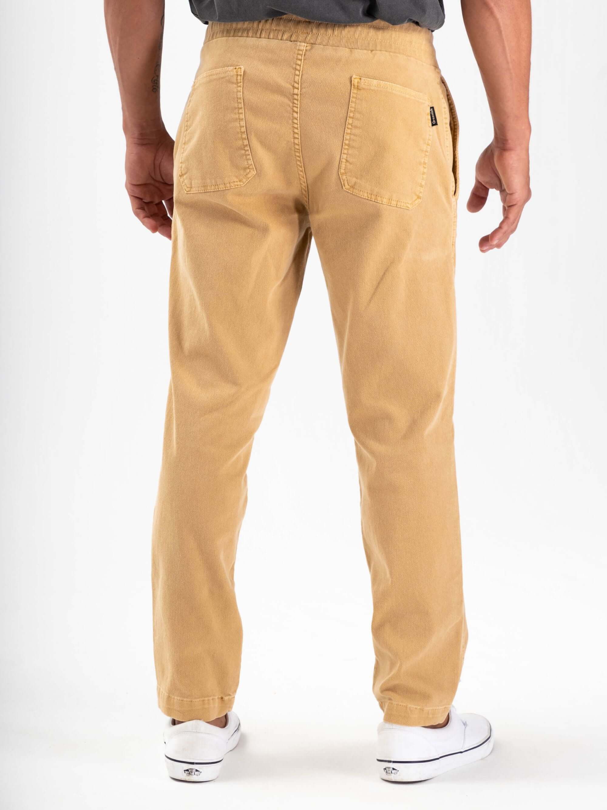 Calça Jogger Cargo Tinturada amarela da Greenish, com cós elástico e 4 bolsos para conforto e estilo.