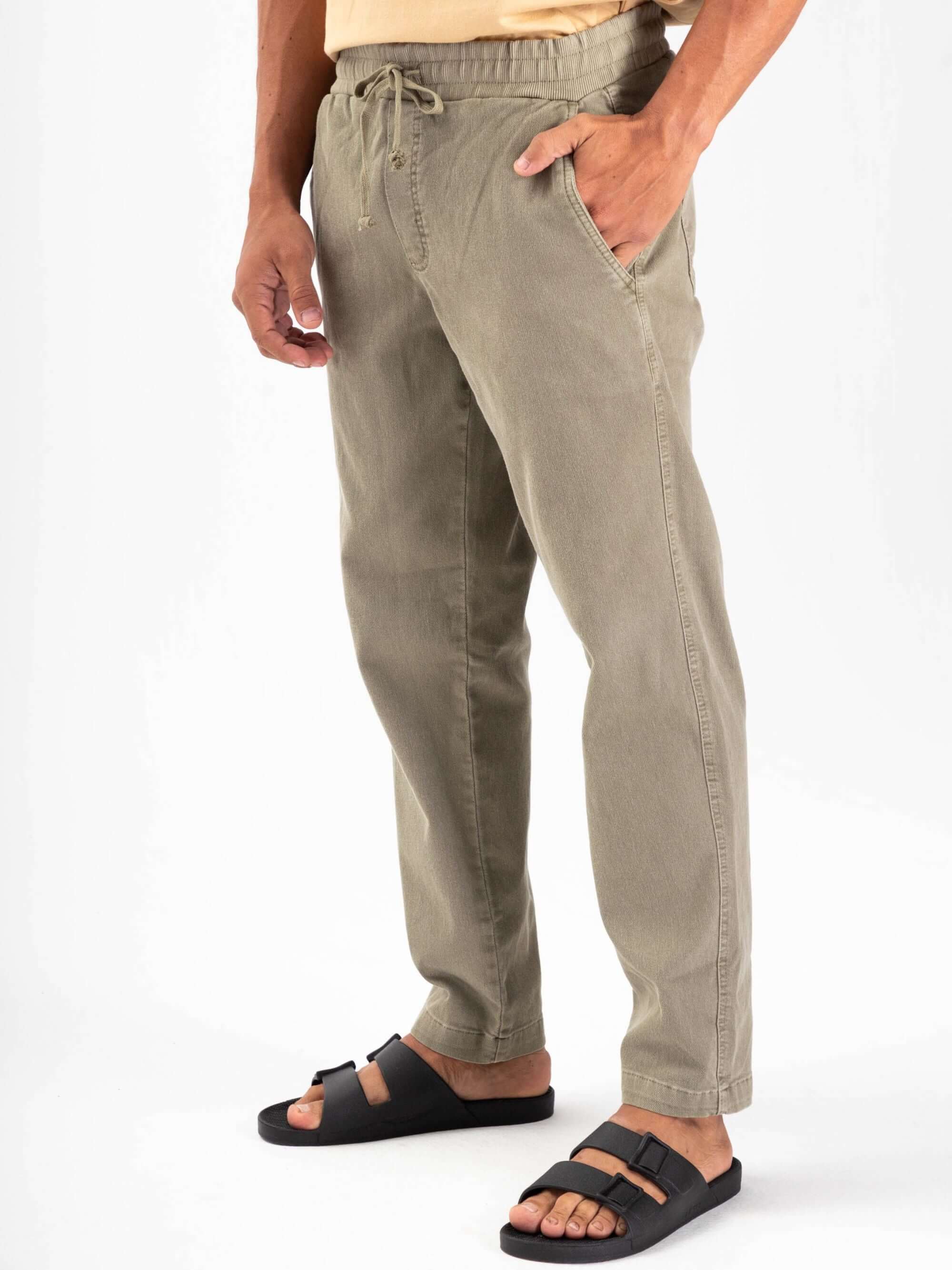 Calça Rio Stone Verde da Greenish, jogger cargo moderna e confortável, mostrando detalhes e ajuste.