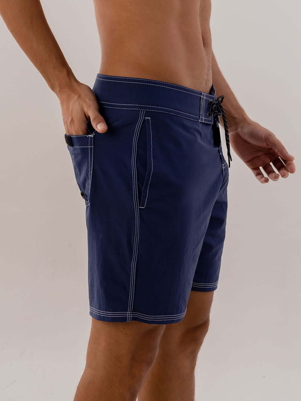 Shorts de praia Azul Marinho da Greenish, com cós duplo, bolsos laterais e fechamento em cadarço, conforto e estilo.