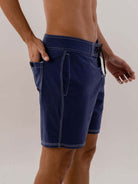 Shorts de praia Azul Marinho da Greenish, com cós duplo, bolsos laterais e fechamento em cadarço, conforto e estilo.