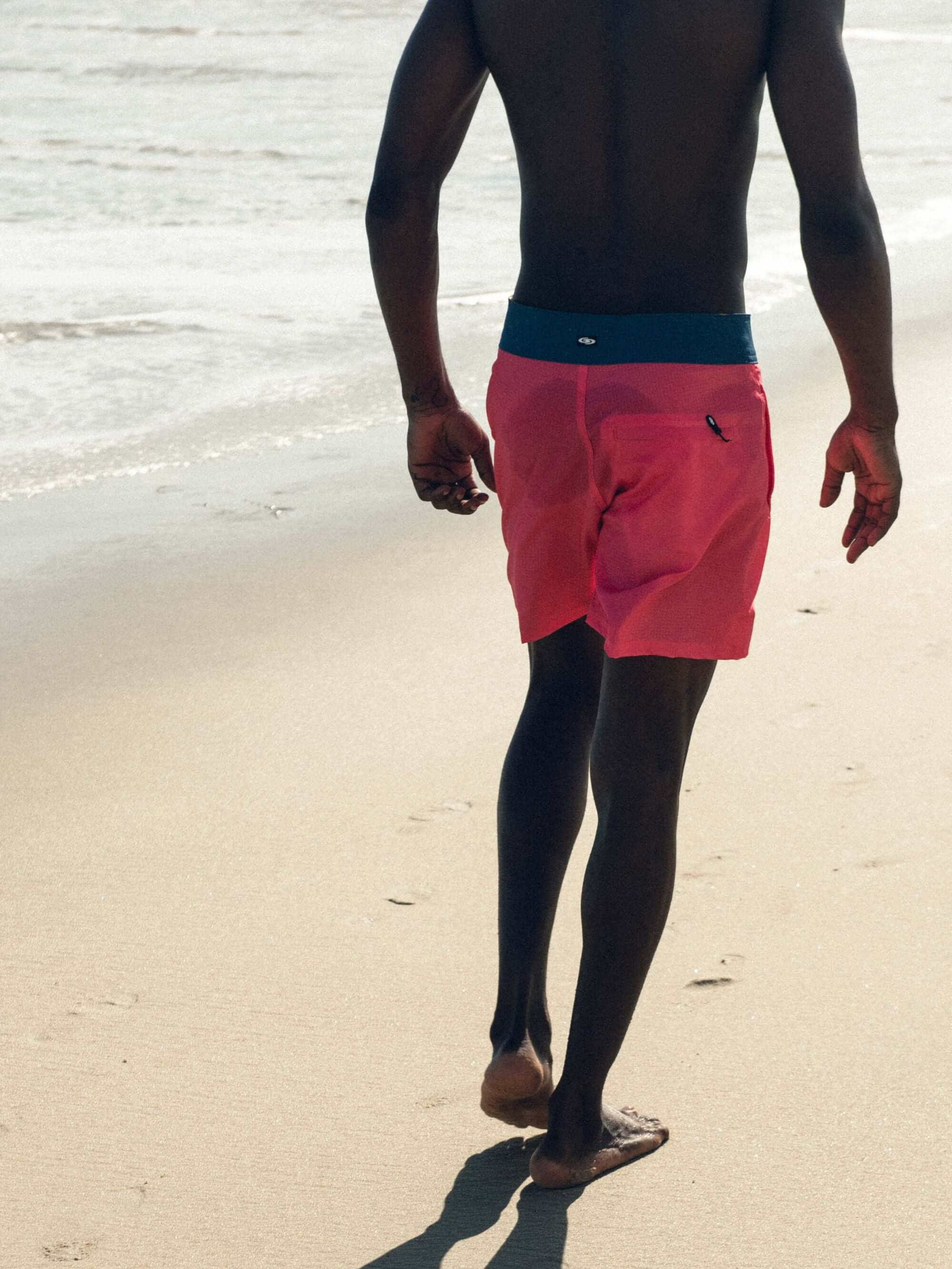 Sunga Boardwalk Sunny Viber Coral da Greenish, leve e confortável, ideal para praia e surf.