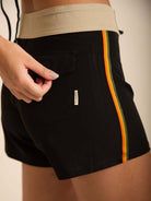 Boardshorts Greenish preto com detalhes coloridos, ajuste perfeito e conforto para todas as ocasiões.