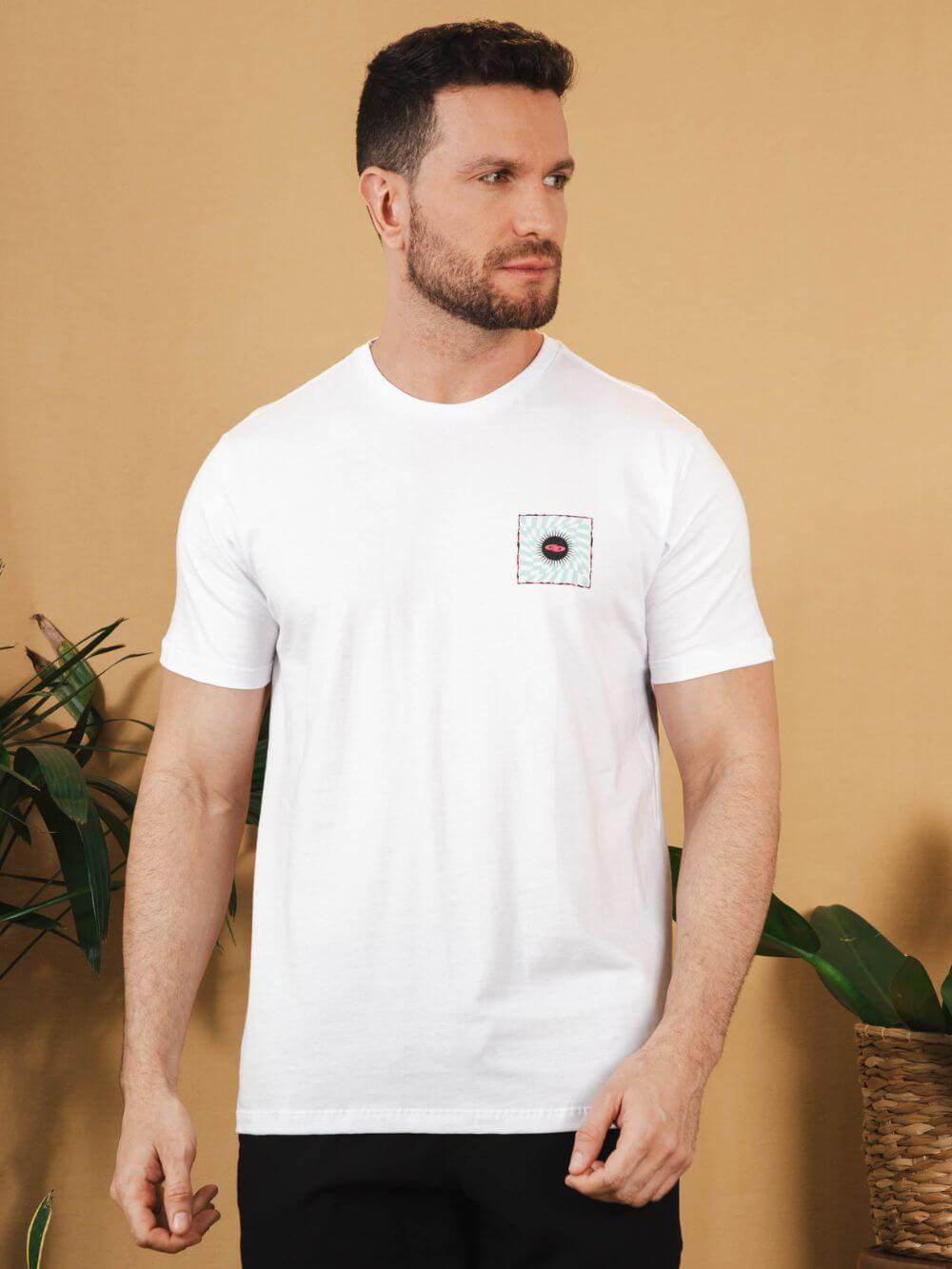 Camiseta branca da Greenish com detalhe de estampa Spin Chess and Sun, adequada para looks casuais e modernos.