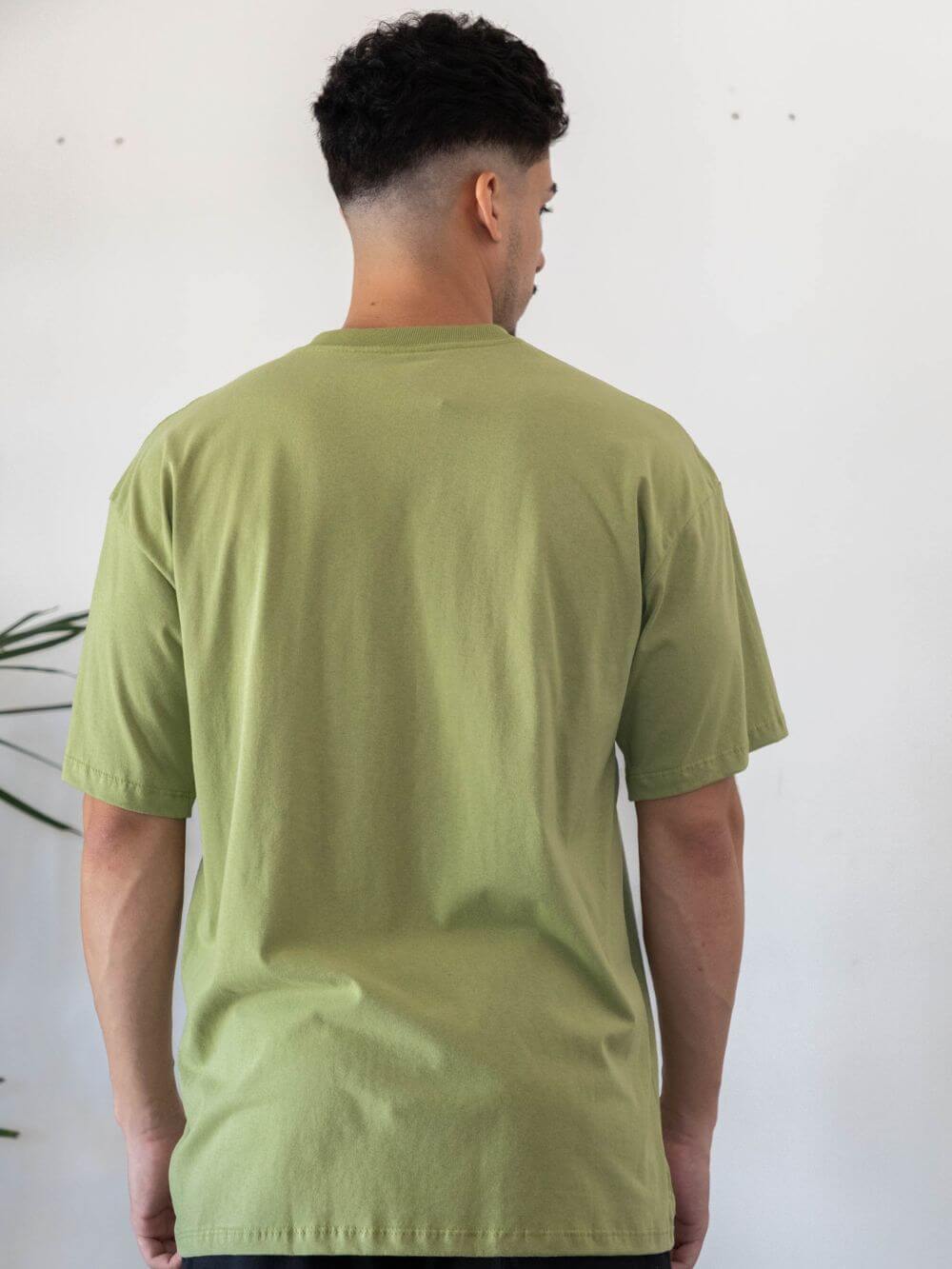 Camiseta oversized verde da marca Greenish, vista traseira, estilosa e confortável para o dia a dia.