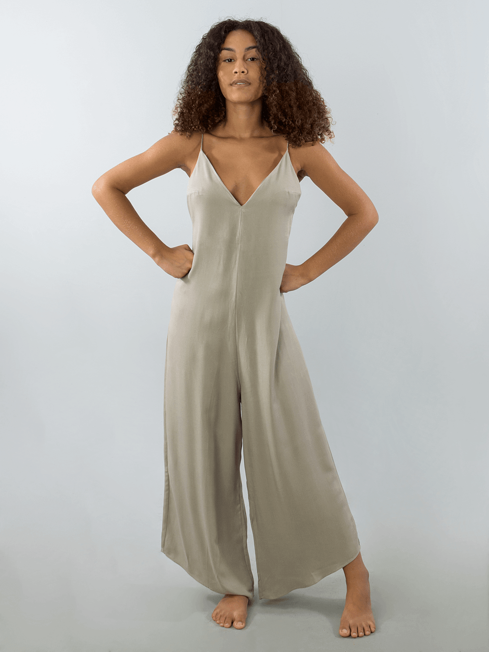 Macacão midi Aruna bege da marca Greenish, modelo elegante com alças finas e detalhe de decote em V.