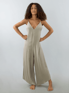 Macacão midi Aruna bege da marca Greenish, modelo elegante com alças finas e detalhe de decote em V.