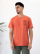 Camiseta vintage PSY Land na cor telha da marca Greenish, modelo masculino, com estampa distintiva.