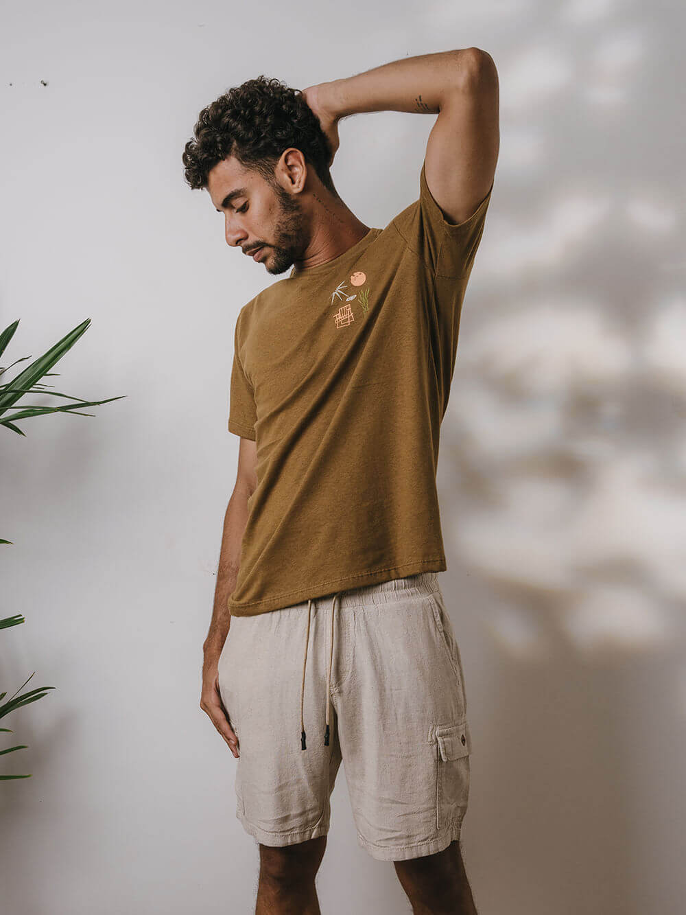 Camiseta Greenish Natural Elements na cor caqui, combinação perfeita para conforto e estilo em atividades ao ar livre.