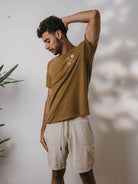 Camiseta Greenish Natural Elements na cor caqui, combinação perfeita para conforto e estilo em atividades ao ar livre.
