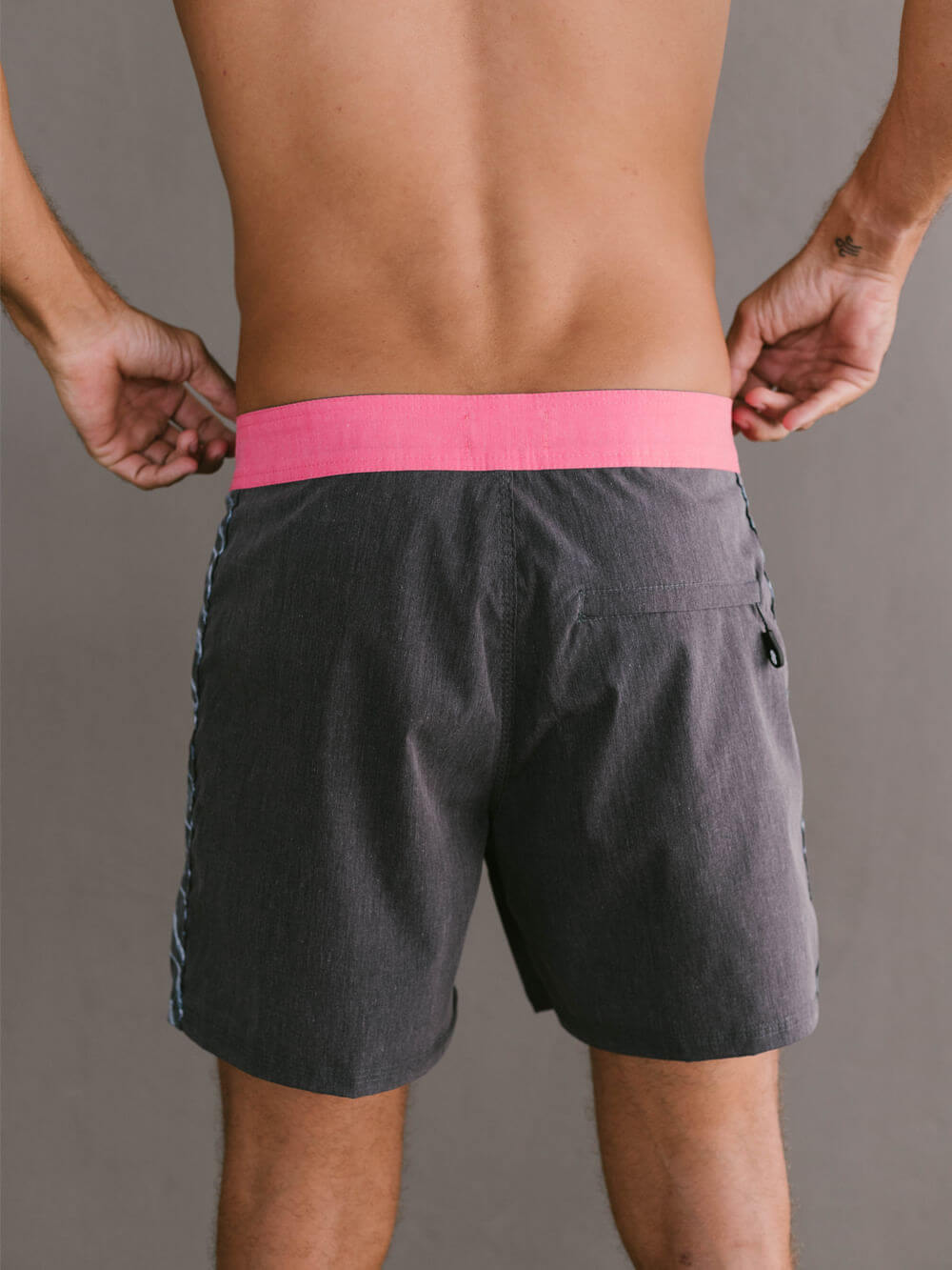 Shorts Boardwalk Erosion da Greenish, com cós pink e estampa lateral, modelagem clássica e confortável.